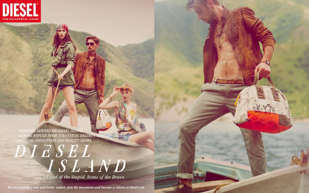 Publicité Diesel - Diesel Island - Agence Santo - Grande Bretagne - 2011 - 2 femmes et un homme sur une embarcation - Plan sur l'homme avec son sac - image partagée