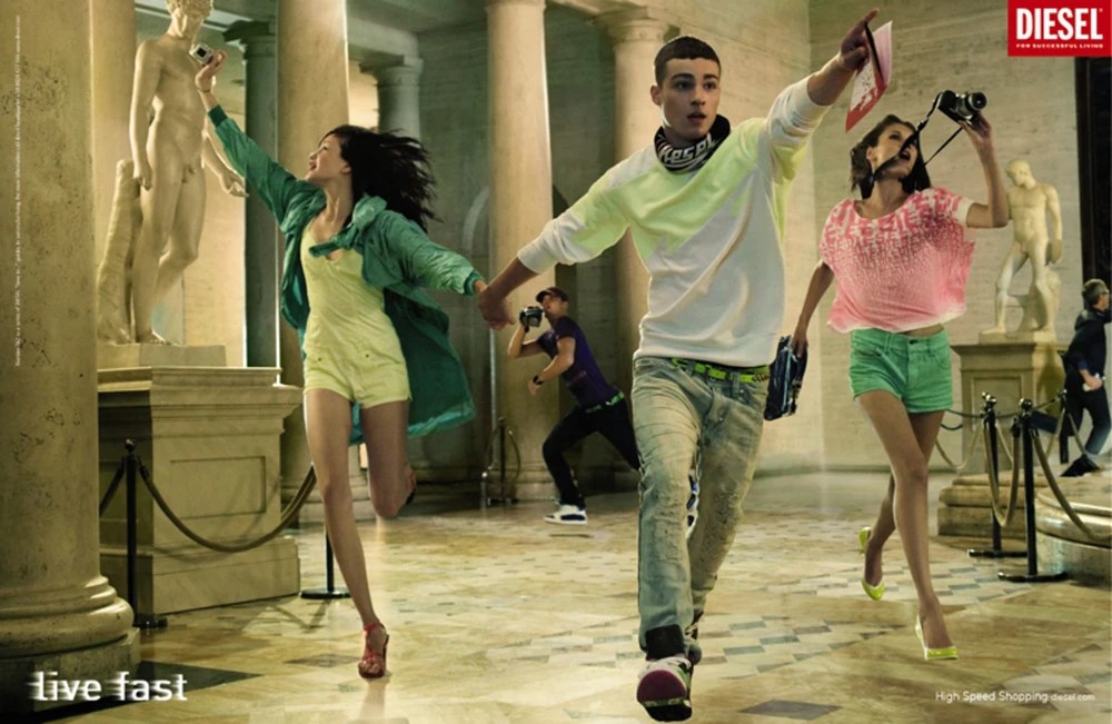 Publicité Diesel - Collection printemps-été - Live fast - Agence Marcel - France - 2008 - Des jeunes courent en prenant des photos dans un musée de sculptures