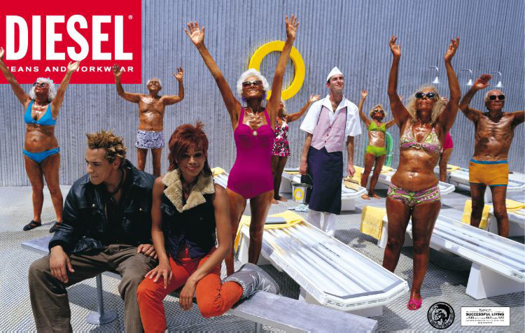 Publicité Diesel - Making sense of it all - Agence Paradiset - Suède - 1994 - Des personnes âgées bronzées lèvent les bras au ciel