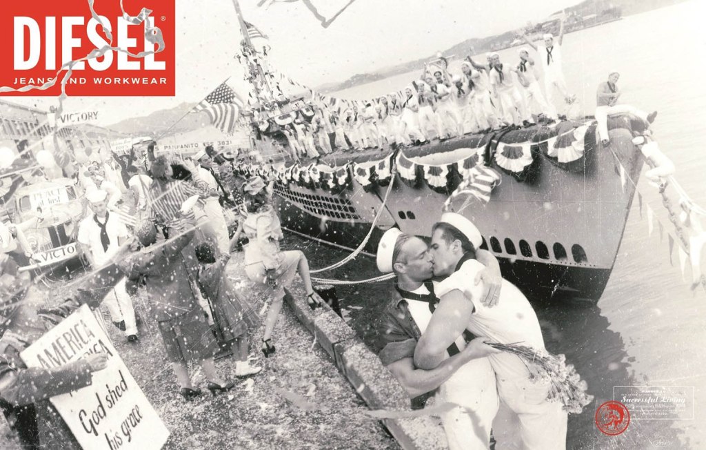 Publicité Diesel - Men at work - Agence Paradiset - 1994 - Suède - Deux sous-mariniers s'embrassent pendant une célébration militaire - Noir&blanc