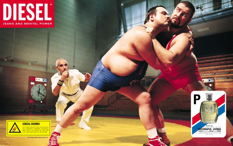 Publicité Diesel - Men at work - Agence Paradiset - 1994 - Suède - Un combat oppose deux lutteurs, celui en bleu essaye d'embrasser l'autre.