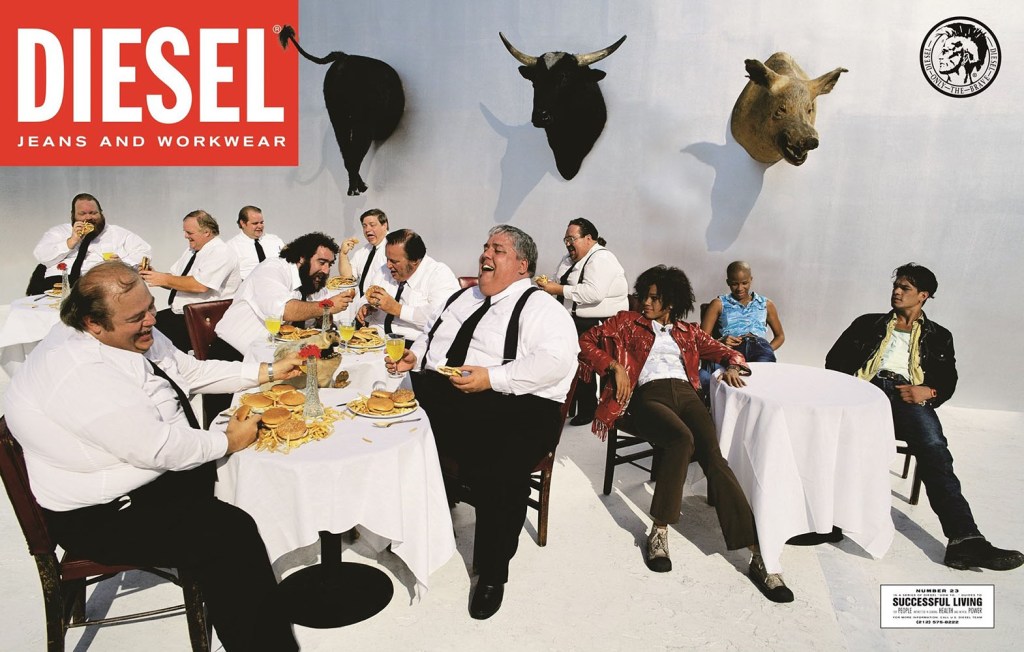 Publicité Diesel - Successful Living - Moderation - Agence Paradiset - Suède - 1994 - Des hommes obèses se gavent de nourriture pendant que des jeunes les regardent.