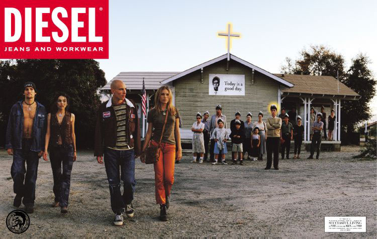 Publicité Diesel - Successful Living - Moderation - Agence Paradiset - Suède - 1994 - Des jeunes déambulent devant des catholiques pratiquants