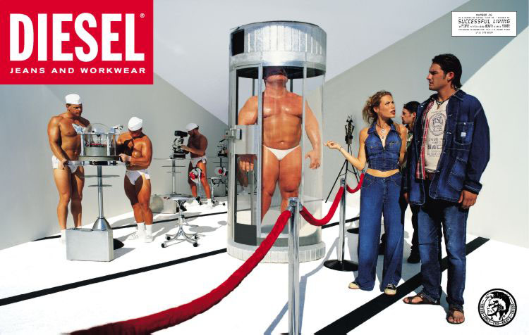 Publicité Diesel - Successful Living - Moderation - Agence Paradiset - Suède - 1994 - Des personnes regardent des body-builders.