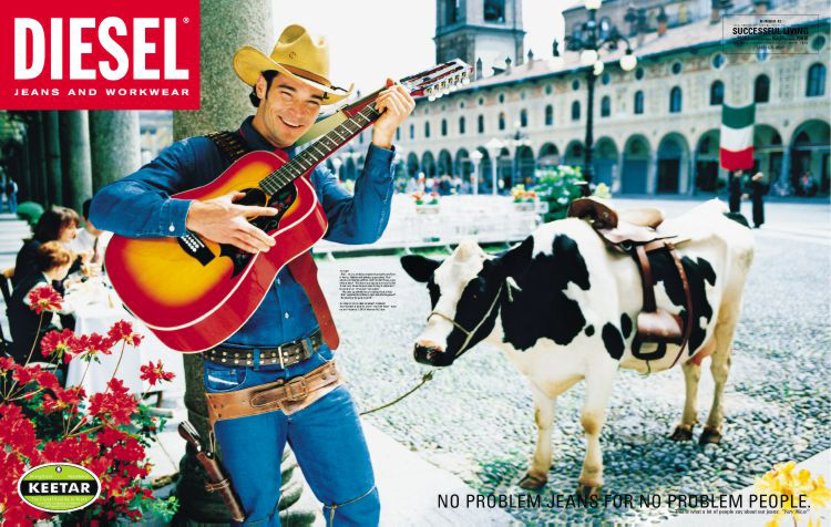 Publicité Diesel - Modern Living - Agence Paradiset - Suède - 1995 - No problem jeans for no problem people - Un cow-boy joue de la guitare en ville avec sa vache