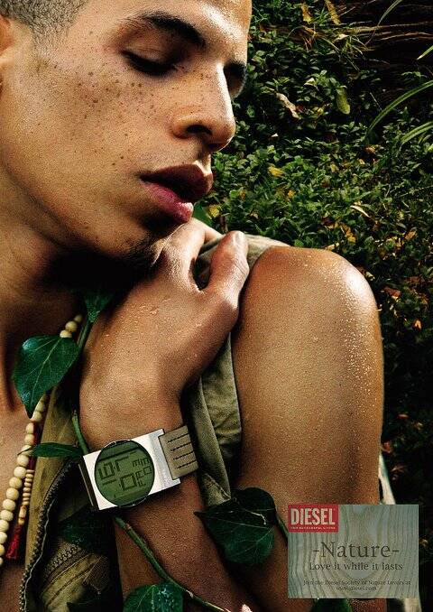 Publicité Diesel - Nature - Love it while it lasts - Agence Kesselskramer  - Pays Bas - 2005 - Homme en adoration devant une feuille qu'il tient dans sa main - Montre