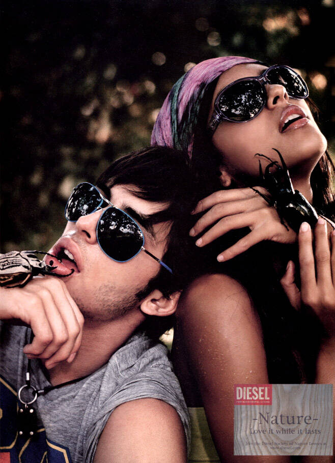 Publicité Diesel - Nature - Love it while it lasts - Agence Kesselskramer  - Pays Bas - 2005 - Couple avec des scarabées Goliath sur la main