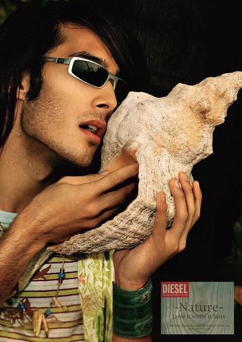 Publicité Diesel - Nature - Love it while it lasts - Agence Kesselskramer  - Pays Bas - 2005 - Homme caresse un coquillage