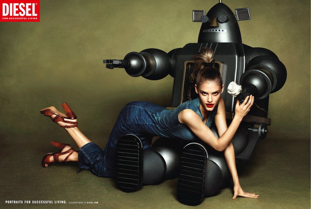 Publicité Diesel - Portraits for a successfull living - 2012 - Jeune femme dans les bras d'un robot des années 50