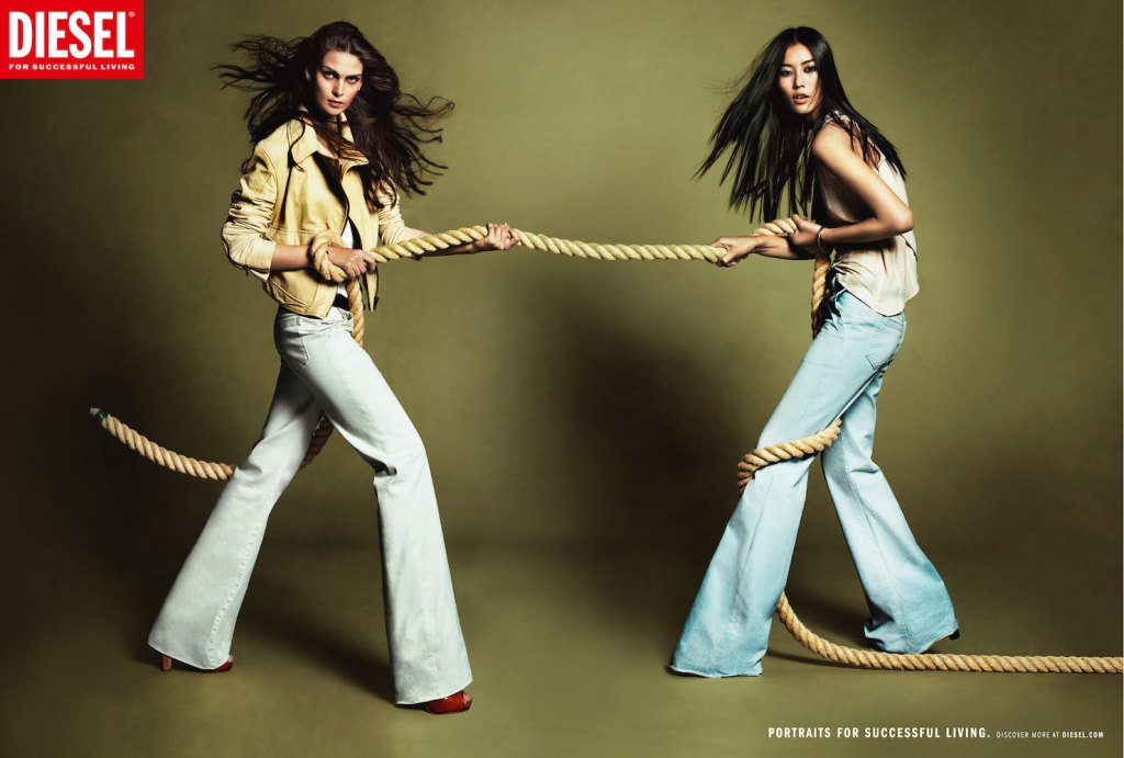 Publicité Diesel - Portraits for a successfull living - 2012 - 2 jeunes femmes font du tir à la corde