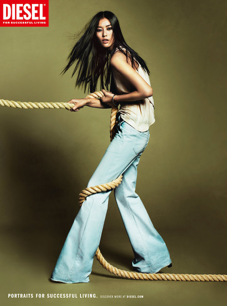 Publicité Diesel - Portraits for a successfull living - 2012 - Jeune femme tire sur une corde