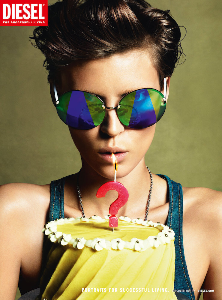 Publicité Diesel - Portraits for a successfull living - 2012 - Jeune femme souffle une bougie point d'interrogation