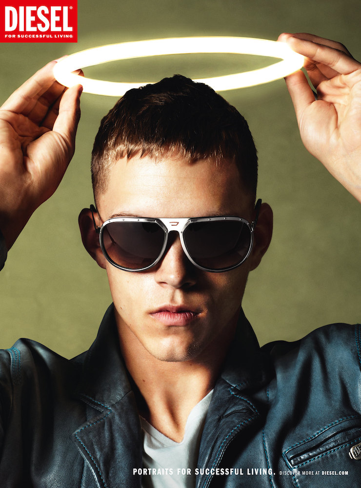 Publicité Diesel - Portraits for a successfull living - 2012 - Jeune homme tient sur sa tête une auréole