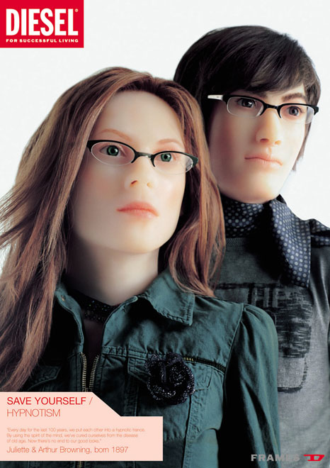 Publicité Diesel - Save yourself — Agence KesselsKramer - Pays-Bas) - 2001 - Hypnotism - Couple de mannequins les yeux fixes