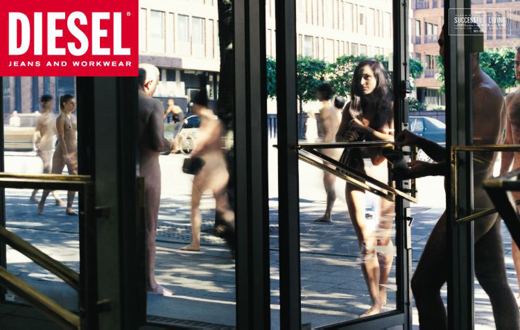 Publicité Diesel - Travel and tourism Agence Paradiset - Suède - 1998 - Les passants sont nues dans un centre-ville urbain