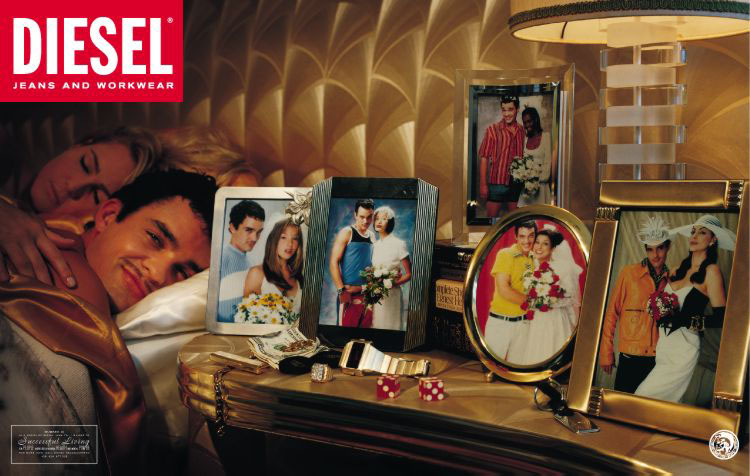Publicité Diesel - Virtual Unreality - Agence Paradiset - 1996 - Homme avec une femme dans un lit - Des photos de lui en couple avec d'autres femmes sur sa table de chevet