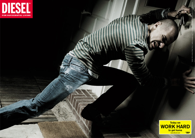 Publicité Diesel - Work hard — Agence KesselsKramer - Pays-Bas - 2004 - Today we work hard to get home - Un homme pousse une porte