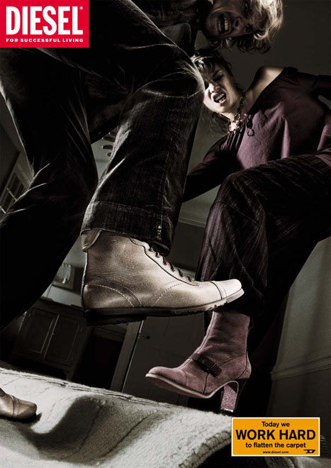 Publicité Diesel - Work hard — Agence KesselsKramer - Pays-Bas - 2004 - Today we work hard to flatten the carpet - Couple essaye d'aplatir le tapis