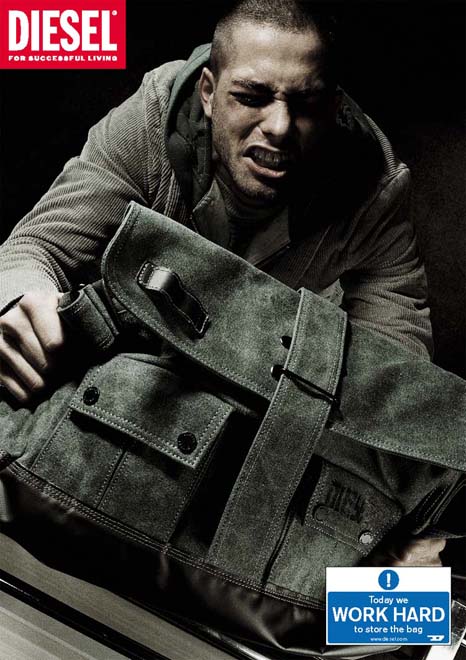 Publicité Diesel - Work hard — Agence KesselsKramer - Pays-Bas - 2004 - Today we work hard to store the bag - Il se saisait d'une sacoche