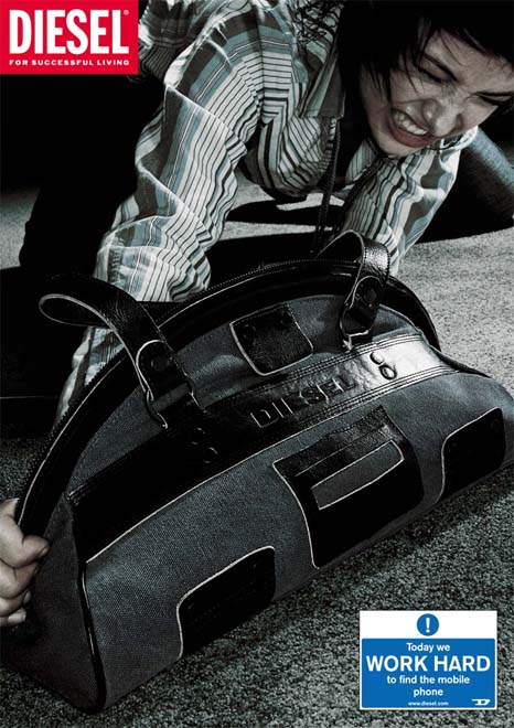 Publicité Diesel - Work hard — Agence KesselsKramer - Pays-Bas - 2004 - Today we work hard to find the mobile phone - Elle cherche son portable dans son sac