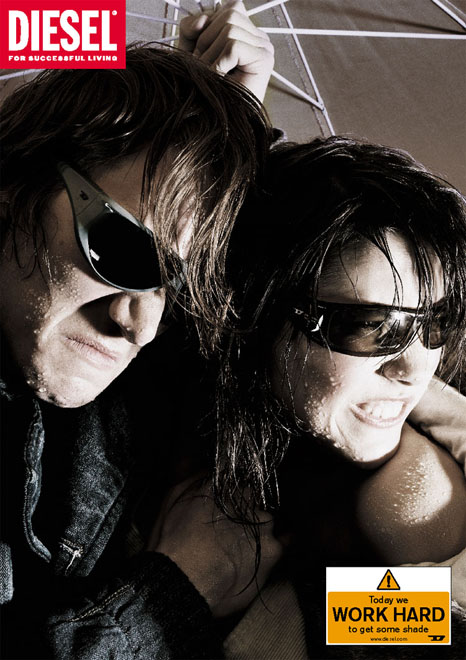 Publicité Diesel - Work hard — Agence KesselsKramer - Pays-Bas - 2004 - Today we work hard to get some shade - Couple dans la difficulté sous un parapluie