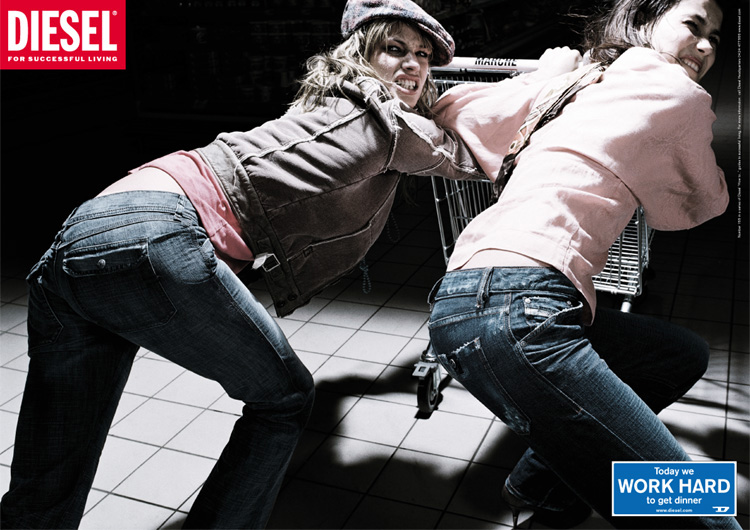 Publicité Diesel - Work hard — Agence KesselsKramer - Pays-Bas - 2004 - Today we work hard to get dinner - Deux femmes poussent un caddie