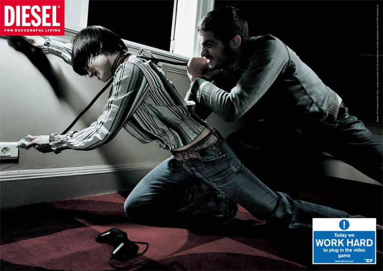 Publicité Diesel - Work hard — Agence KesselsKramer - Pays-Bas - 2004 - Today we work hard to plug in the video game - Un couple essaye de brancher la prise de la console de jeux