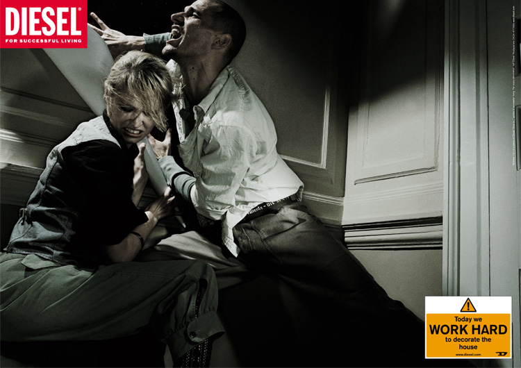 Publicité Diesel - Work hard — Agence KesselsKramer - Pays-Bas - 2004 - Today we work hard to decorate the house - couple en détresse dans un escalier