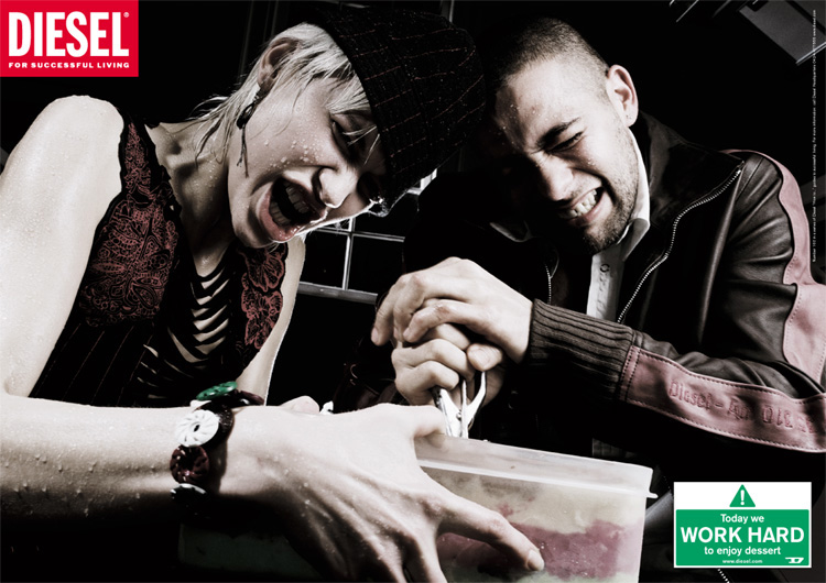Publicité Diesel - Work hard — Agence KesselsKramer - Pays-Bas - 2004 - Today we work hard to enjoy dessert - Couple se bat pour faire une boule de glace
