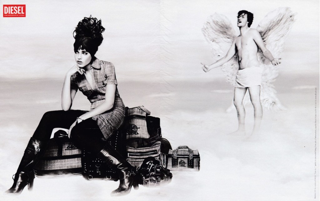 Publicité Diesel - Heaven - Angels - 2006 - Femme assise sur ses bagages, derrière elle un ange