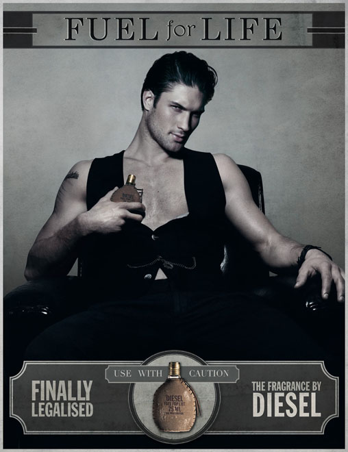 Publicité Diesel - Parfum - Fuel for Life - Agence Fred Farid Lambert - 2007 - Finally legalised - Homme assis en gilet noir - Jared