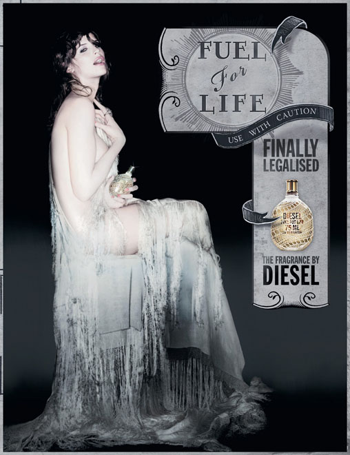 Publicité Diesel - Parfum - Fuel for Life - Agence Fred Farid Lambert - 2007 - Finally legalised - Femme assise à demi-nue - Roxanne