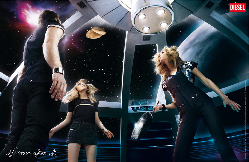 Publicité Diesel - Human after all - Agence Marcel - Paris - 2007 - Dans un engin spatial, une crêpe reste accrochée sur une vitre