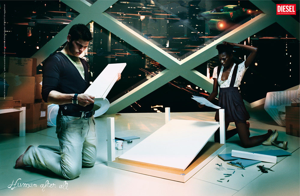 Publicité Diesel - Human after all - Agence Marcel - Paris - 2007 - Un couple monte une table avec difficultés