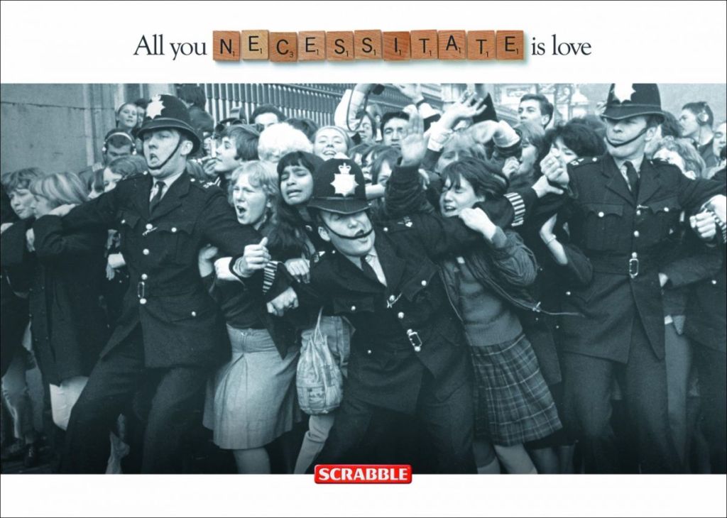 Publicité Scrabble - Meilleur mot - All you need (necessitate) is love - Foule pour les Beatles - Agence Ogilvy Costa Rica - 2012