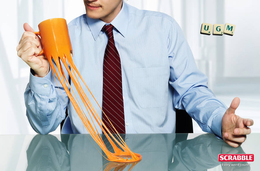 Publicité Scrabble - Mots possibles - Agence Ogilvy - Hongrie - 2007 - UGM - gum - mug - Un homme qi tient une tasse avec un aspect chewing gum