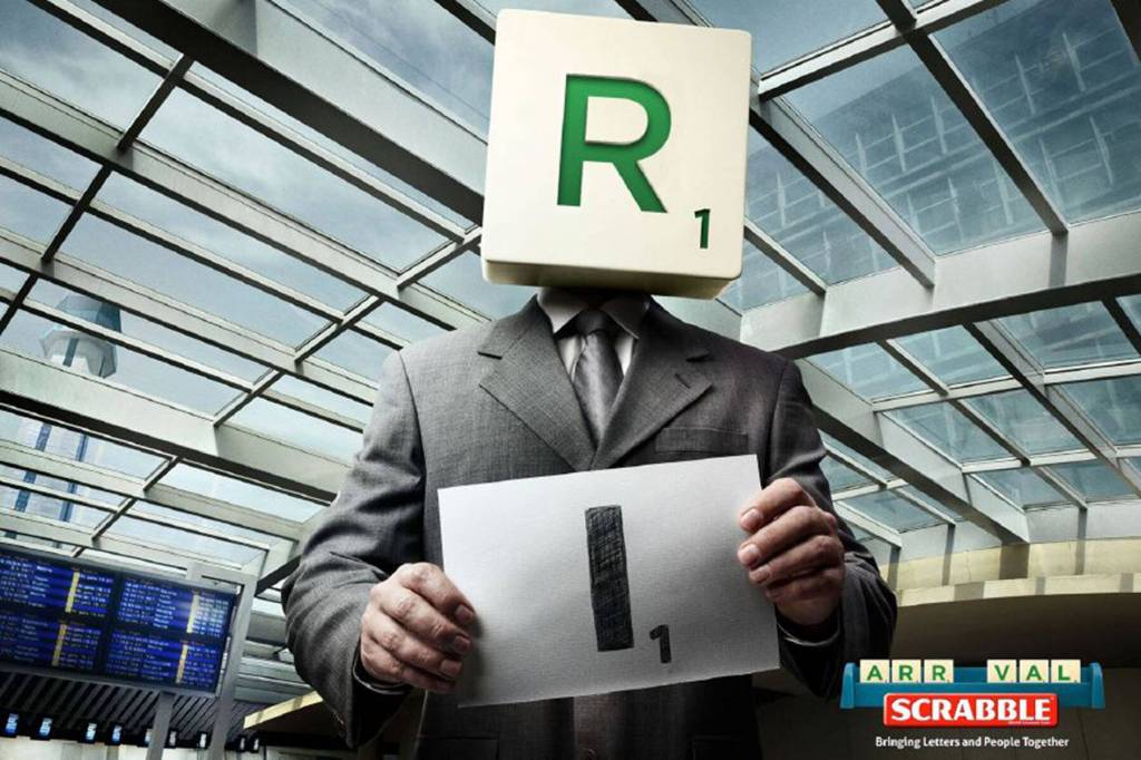 Publicité Scrabble - Letters and people - Agence Pereira & O’Dell - USA - 2013 - Homme en R attend un I - Arrival