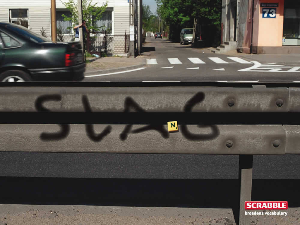 Publicité Scrabble - Broadens vocabulary - Élargis ton vocabulaire - Agence 77 - Pologne - Slag - Slang