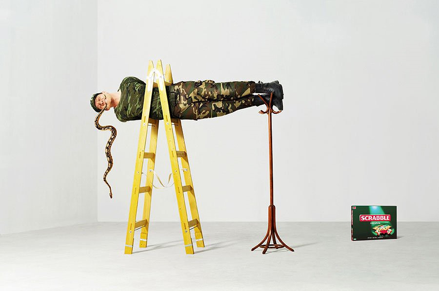 Publicité Scrabble — Mélange d'images - Agence Ogilvy - Hongrie - Serpent - Soldat - Echelle - Porte-manteau