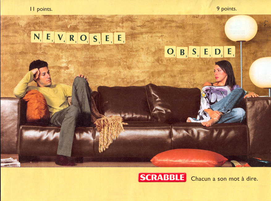 Publicité Scrabble - Chacun a son mot à dire - Névrosée - Obsédé - Couple sur un canapé