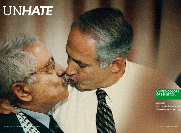 Publicité Benetton - Unhate - Supports the Unhate Fundation - La Fabrica - 2011 - Abbas et Netanyahu s'embrassent