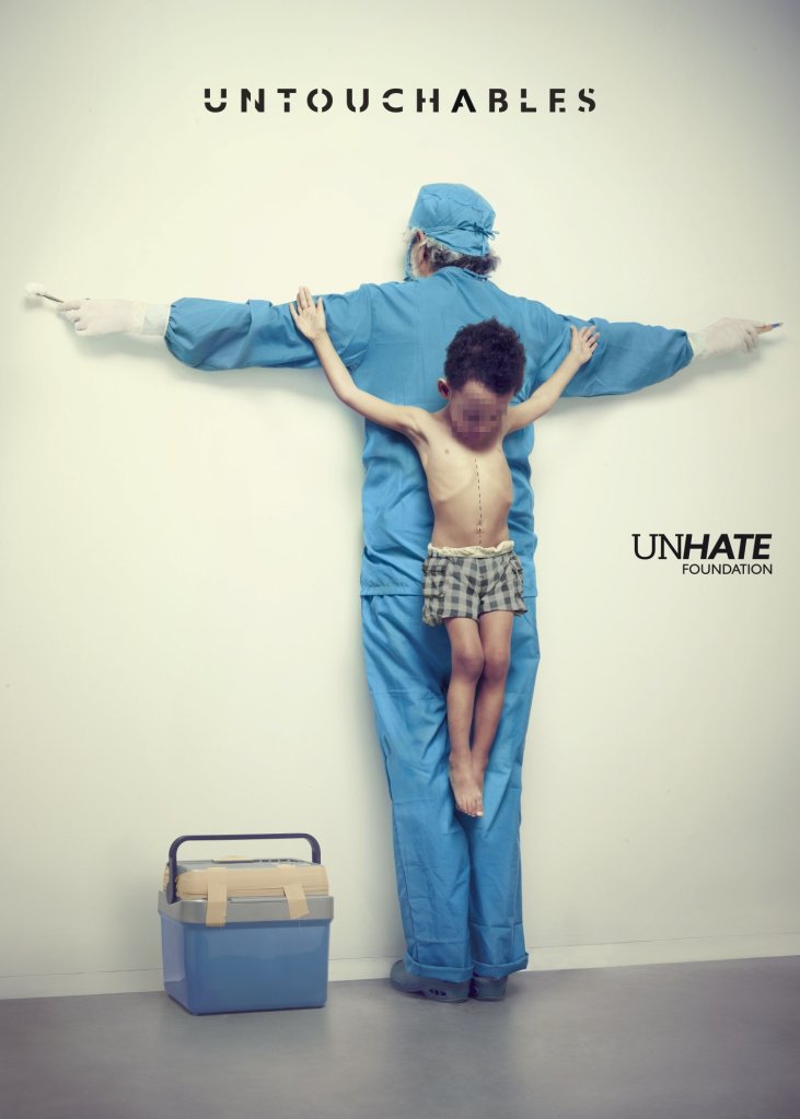 Publicité Benetton - Untouchables - Unhate Foundation - La Fabrica - 2014 - Enfant crucifié dans le dos d'un homme avec une tenue de chirurgien à côté d'une glaciaire - Vol d'organes