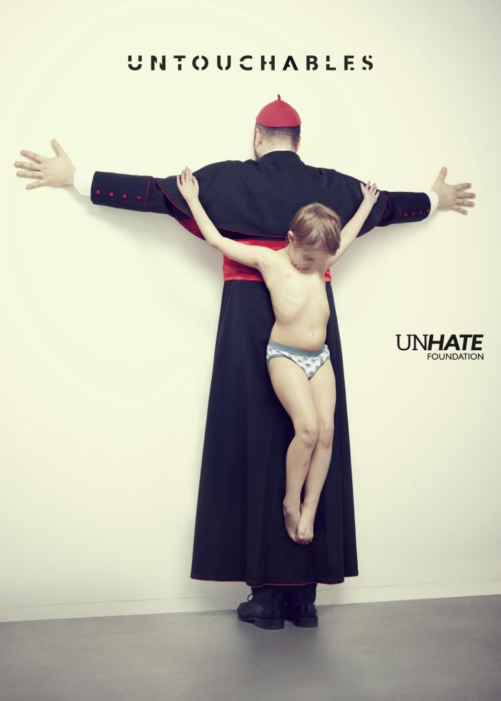 Publicité Benetton - Untouchables - Unhate Foundation - La Fabrica - 2014 - Enfant crucifié dans le dos d'un homme avec une tenue de prêtre - Eglise et pédocriminalité