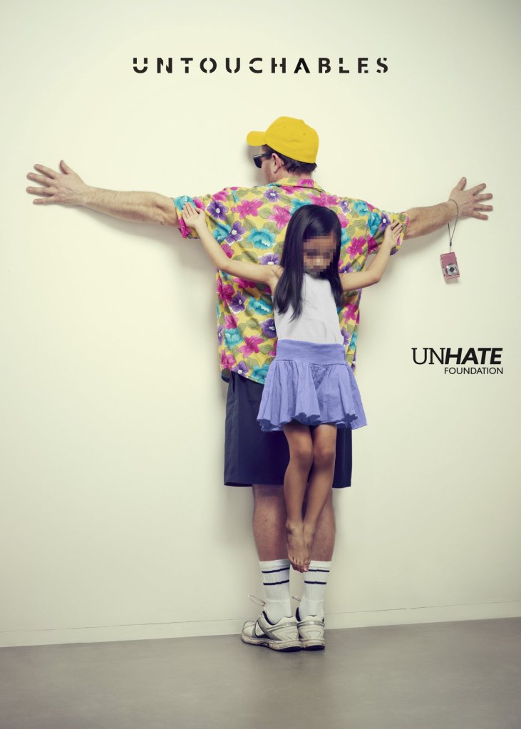 Publicité Benetton - Untouchables - Unhate Foundation - La Fabrica - 2014 - Jeune fille crucifiée dans le dos d'un homme avec une tenue de touriste - Tourisme sexuel