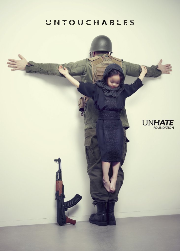 Publicité Benetton - Untouchables - Unhate Foundation - La Fabrica - 2014 - Jeune fille crucifiée dans le dos d'un homme avec une tenue militaire - Crimes de guerre