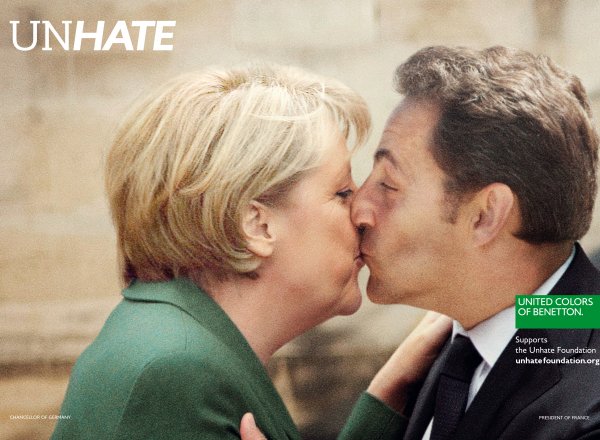 Publicité Benetton - Unhate - Supports the Unhate Fundation - La Fabrica - 2011 - Merkel et Sarkozy s'embrassent