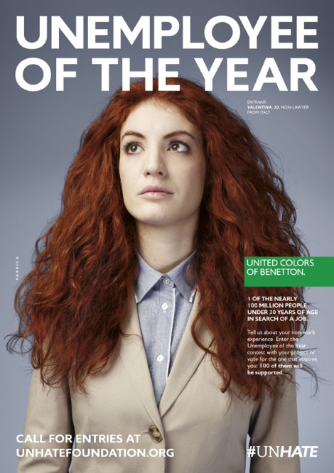 Publicité Benetton - Unemployee ot the year - La Fabrica - 2012 - Une femme rousse en tailleur clair  - Valentina 30 Italy- 1 of the nearly 100 million people under 30 years of age in search of a job - #unhate 
