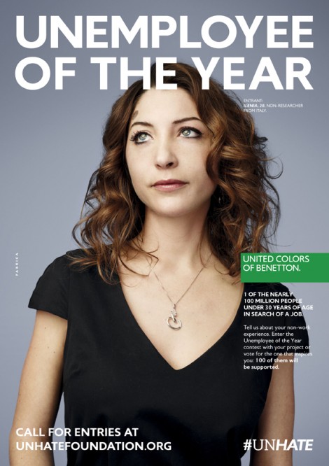 Publicité Benetton - Unemployee ot the year - La Fabrica - 2012 - Une femme en tee-shirt noir  - Ilenia 28 Italy - 1 of the nearly 100 million people under 30 years of age in search of a job - #unhate 