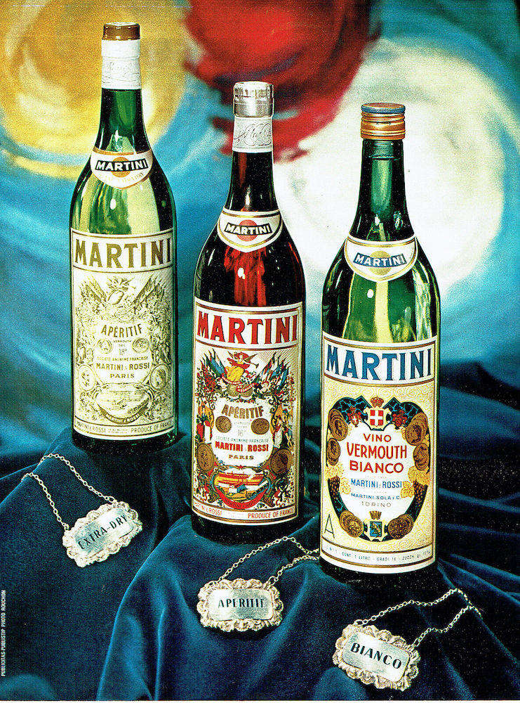 Publicité Martini - 3 bouteilles mises en scène - Martini Dry, Rosso et  Bianco - Des médaillons en argent à leurs bases - 1967