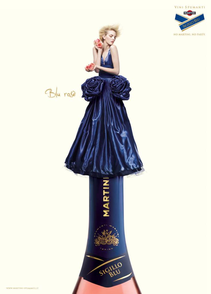 Publicité Martini - No Martini, no party - Sigillo Blu - Blu Rosé - Femme élégante en robe bleue avec rose dans les mains - Agence Armando Testa - Italie - 2008